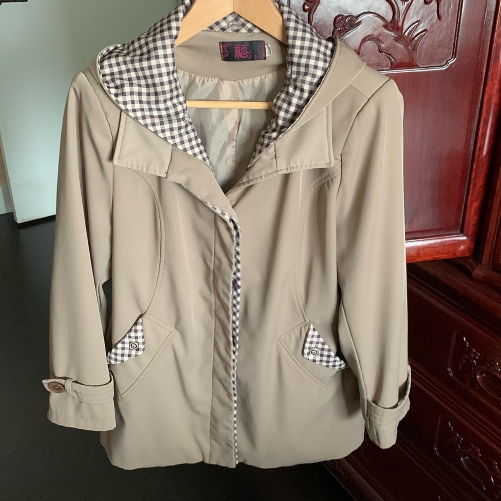 Like new jacket with detachable hood